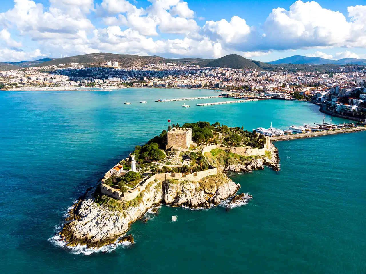 Denizin Mavisini Gökyüzünün Berraklığıyla Buluşturan Kuşadası